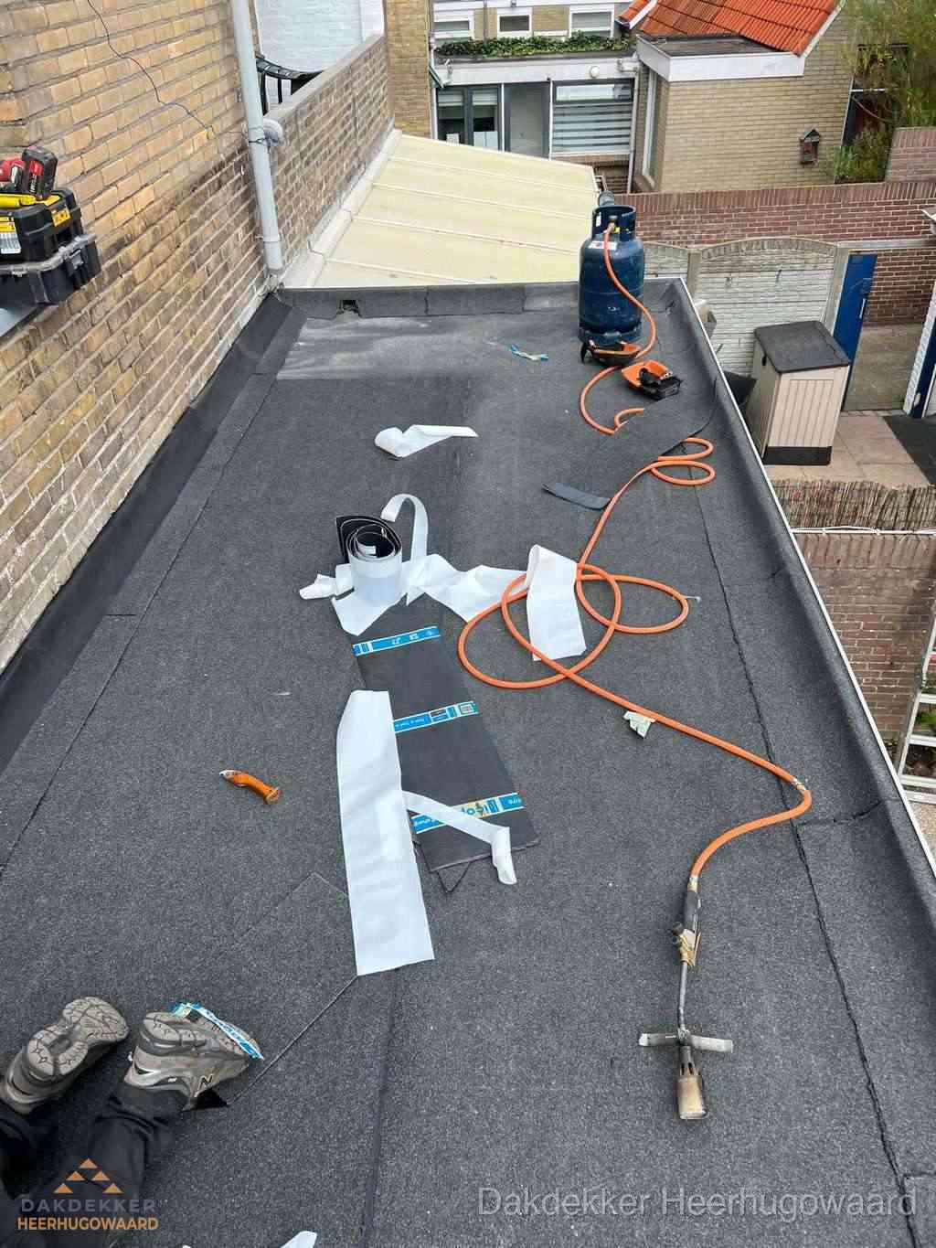 Dakdekker brengt EPDM dakbedekking aan op plat dak in Heerhugowaard